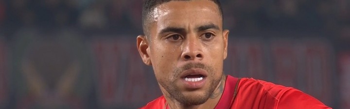 LOL电竞竞猜入口-大为震撼！方镜淇手指错位+队医现场复位，古斯塔沃直接看呆了！