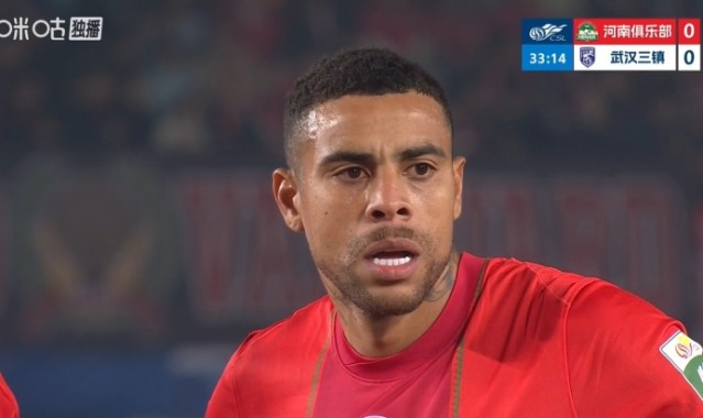 LOL电竞竞猜入口-大为震撼！方镜淇手指错位+队医现场复位，古斯塔沃直接看呆了！