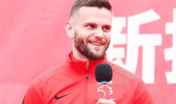 英雄联盟S15投注官网-海港新援后卫：中超有很多优秀前锋 但有信心防住